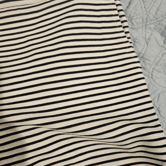 BCBG MAXAZRIA Dress Shorts WHITE BLACK STRIPE MEDIUM Like NEW - Picture 2 of 7